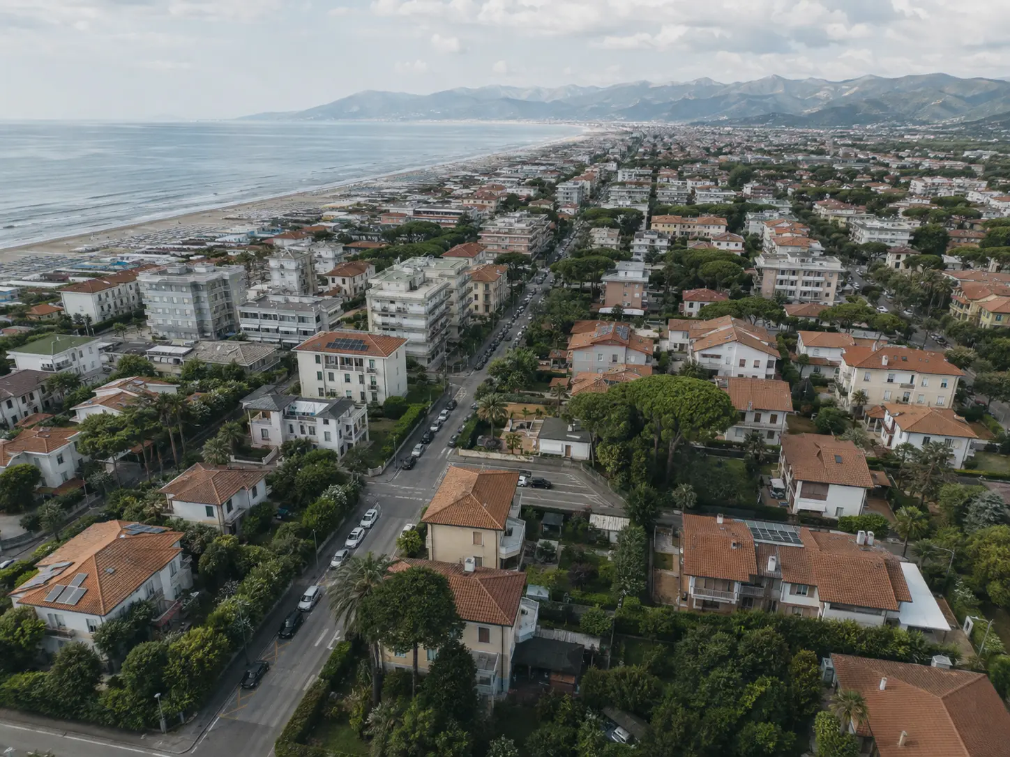 Le persone non cercano per categorie ma per situazioni: le vere query di chi cerca casa in Versilia